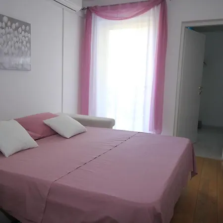 Lavender Apartment *